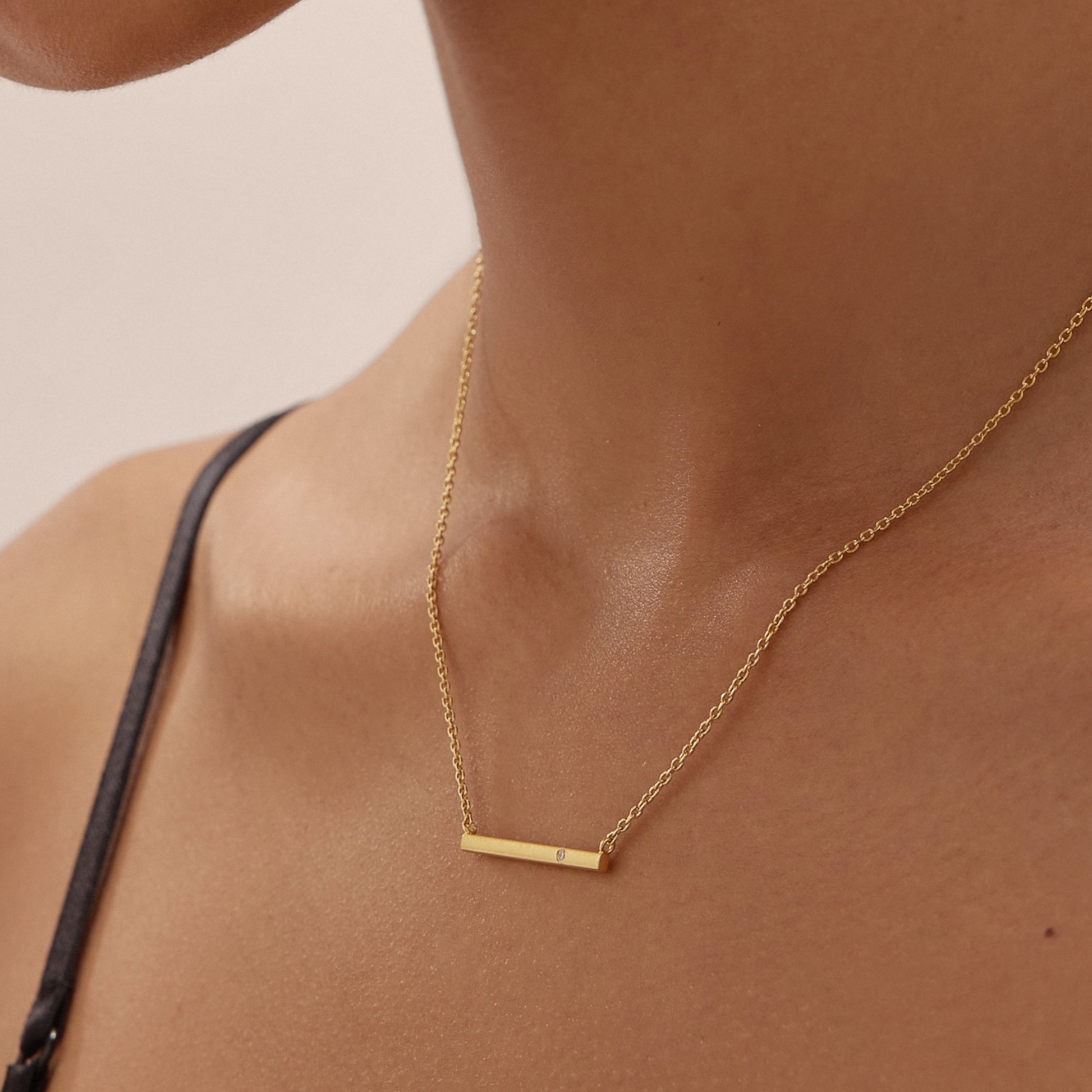 Gold bar necklace on women